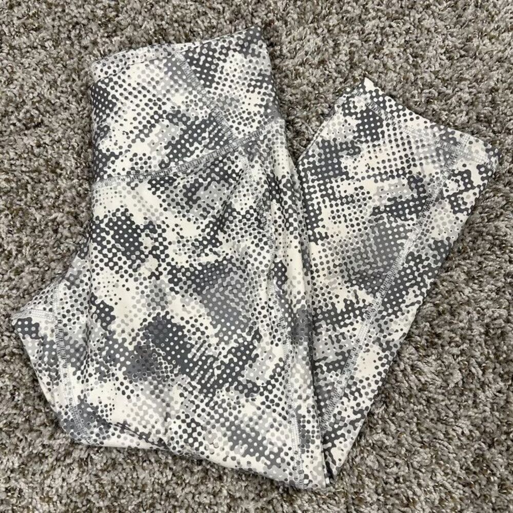 Old Navy Active Go-Dry Capri Leggings Womens S Digital Camo Gray White Workout